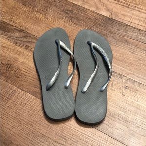 Havaianas flip flops in gray